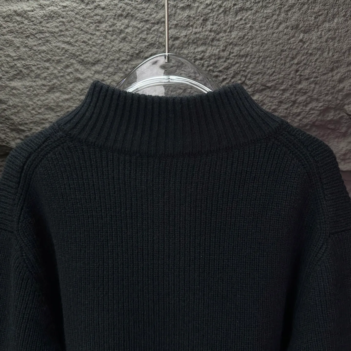 P340 Ralph Lauren 2025 new classic embroidered logo couple style zipper knitted sweater 🔥High version🔥High version🔥 The fabric is made of 32-count cotton yarn blended material, which is skin-friendly and does not stick to the body. It does not cause pilling. It feels very soft and super comfortable. It is fashionable and personalized. It is a super versatile and beautiful knitted sweater. It is very suitable for both men and women. It is a must-have for everyone. Packaging, tag, collar label, washed wheat, complete👍 Color: black, gray Size: M-2XL